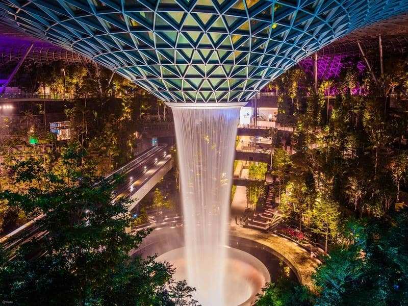 Di chuyển từ khu phức hợp Jewel sân bay Changi Singapore