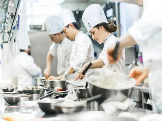 Đơn bếp nhà hàng làm việc tại Singapore